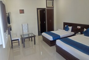 hotel shanvi landmark panna  super deluxe room